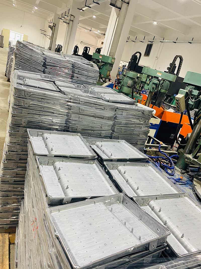 formgjutna strålkastarhus